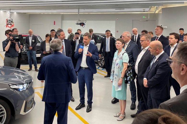 로베르트 하베크(가운데) 독일 부총리가 23일 상하이의 BMW 연구·개발(R&D) 센터를 방문해 연설하고 있다./로이터 연합뉴스