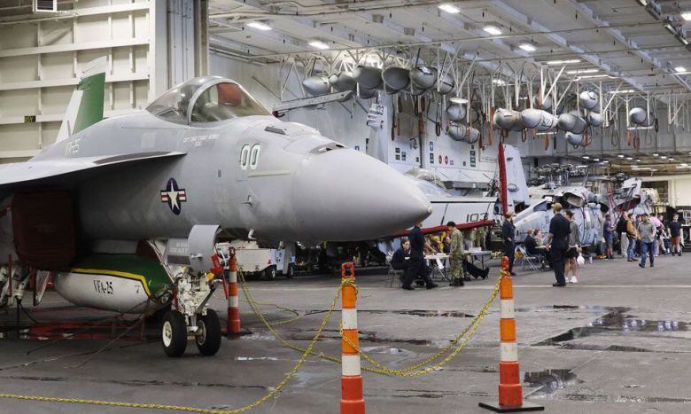 美루스벨트함 격납고 공개 - 지난 22일 부산 해군작전기지에 입항한 미 핵 항공모함 시어도어 루스벨트함의 제2격납고에 있는 미 전투기와 헬리콥터들. 한·미는 23일 부산작전기지에서 루스벨트함과 미 해군 이지스 구축함 이노우에함, 대한민국 해군 대형 수송함 독도함 등을 시민에게 공개하는 행사를 열었다. /사진공동취재단