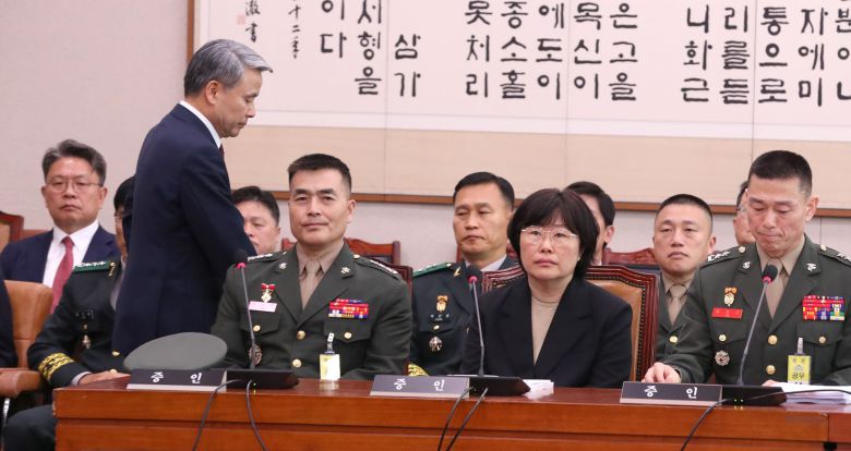 지난 21일 국회 법제사법위원회에서 열린 ‘해병대원 특검법’ 입법 청문회에 이종섭(뒷줄 왼쪽) 전 국방부 장관 등 증인들이 참석한 모습. 12시간가량 진행된 이날 청문회는 진상 규명 대신 야당 의원들의 막말·갑질·조롱만 남았다는 비판이 나온다. /이덕훈 기자