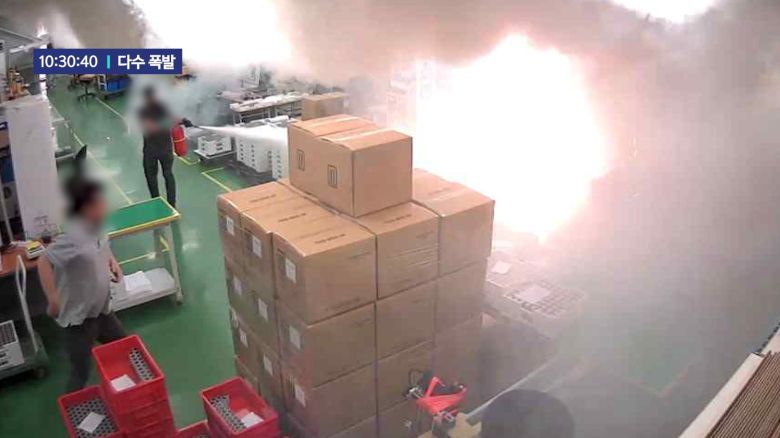 화재가 난 화성 리튬 배터리 공장의 CCTV 화면. /SBS