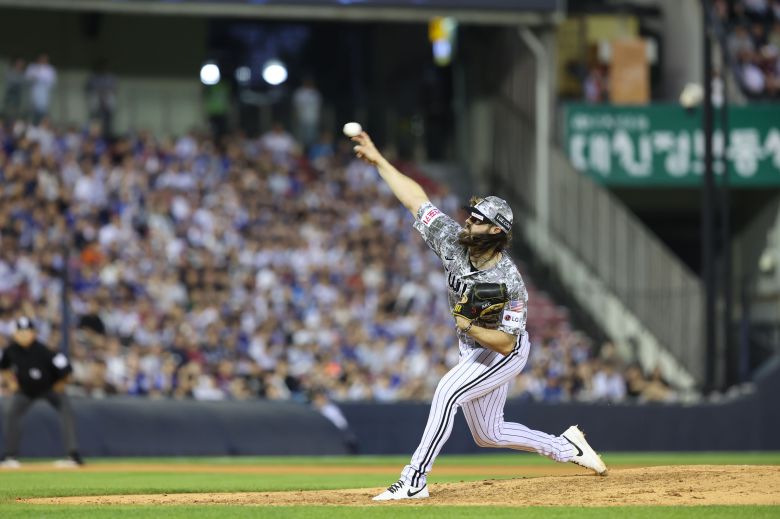 LG의 케이시 켈리가 25일 서울 잠실야구장에서 열린 프로야구 삼성전에서 역투하고 있다. 켈리는 9이닝 1피안타 무사사구로 완봉승을 거뒀다. /연합뉴스