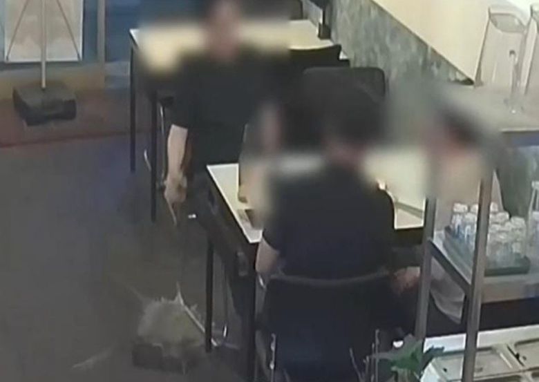 대구 중구의 한 치킨집에서 중구청 직원이 갑질을 했다는 의혹이 제기됐다. 사진은 구청 직원이 치킨집에서 가게 바닥에 맥주를 쏟는 모습. /네이버 카페 '아프니까 사장이다'