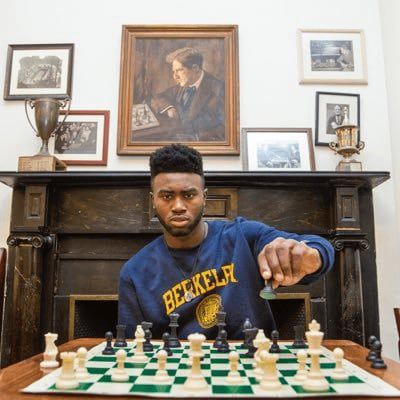 UC 버클리 재학 시절 체스 클럽에서 활동한  제일런 브라운. / X