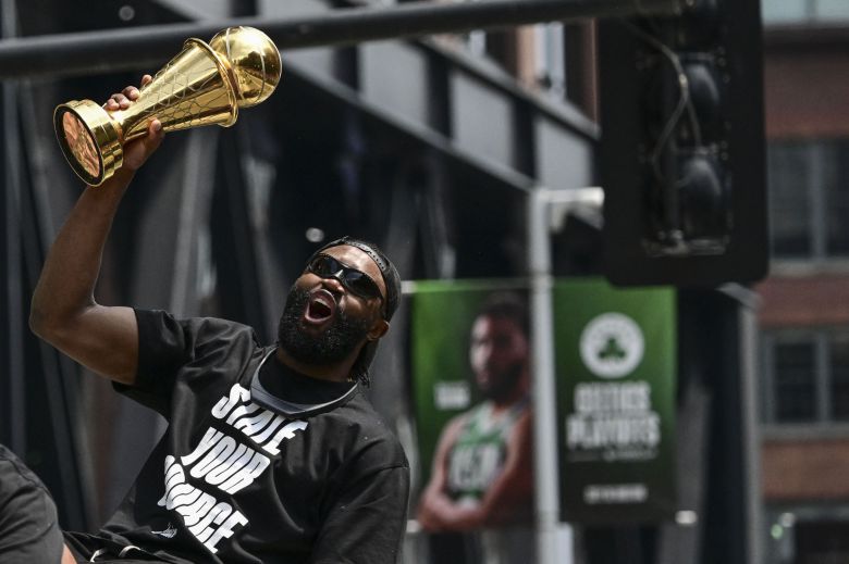 우승 축하 퍼레이드에서 파이널 MVP 트로피를 들고 기뻐하는 브라운. / AFP 연합뉴스