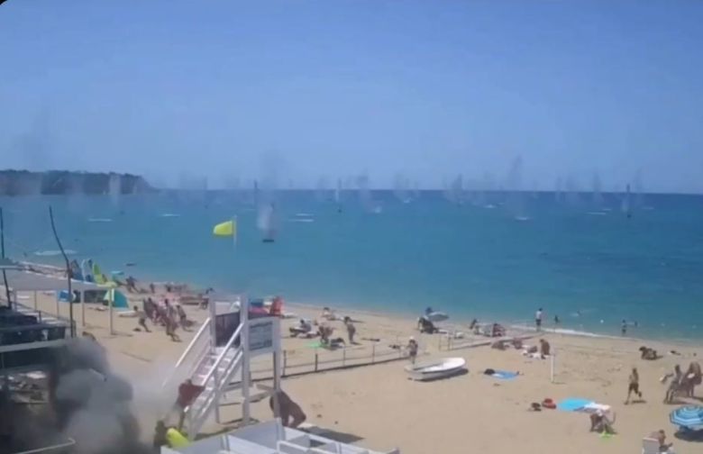 바다에 미사일 파편이 쏟아진 모습. /X(옛 트위터)