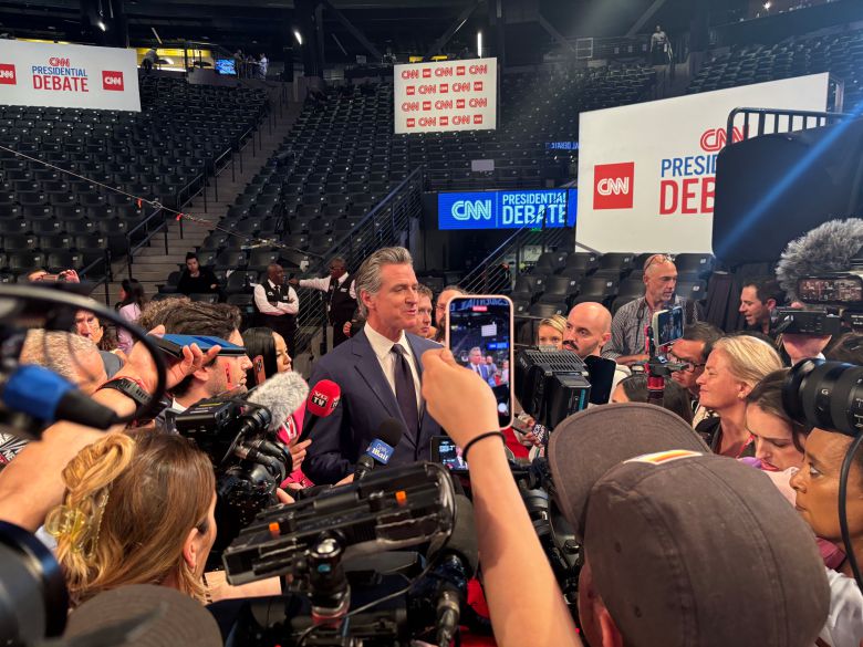 27일 오후 미 대선 첫 TV토론이 진행될 조지아주 애틀랜타의 CNN 프레스센터에서 민주당 소속 개빈 뉴섬 캘리포니아 주지사가 취재진들에게 발언하고 있다. 민주당 차기 주자로 거론되는 그는 토론 전 조 바이든 대통령이 재선돼야 한다며 '후보 띄우기'에 나섰다. /이민석 특파원