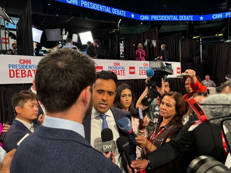 27일 오후 미 대선 첫 TV토론이 진행될 조지아주 애틀랜타의 CNN 프레스센터에서 공화당 경선 당시 도널드 트럼프 전 대통령과 경쟁했던 비벡 라마스와미가 취재진들에게 발언하고 있다. /이민석 특파원