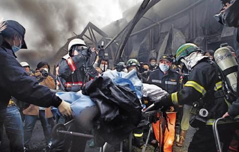 2020년 4월 7일 오전 경기도 이천시 호법면 유산리에 있는 냉동물류창고‘코리아2000’에서 대형화재가 발생해 57명이 죽거나 다치는 대형 참사가 벌어졌다. 소방관들이 화재가 발생한 창고에서 피해자들을 밖으로 옮기고 있다. /채승우 기자