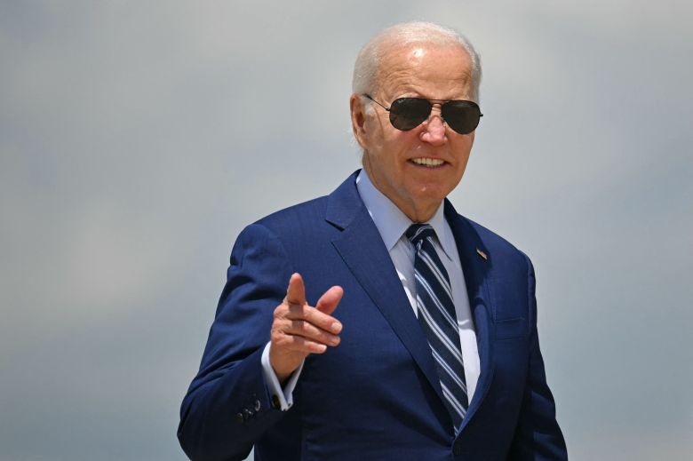 조 바이든 미 대통령이 오는 11월 대선 첫 TV 토론 당일인 27일 메릴랜드주 앤드루스 공군기지에서 토론 장소인 조지아주 애틀랜타로 향하는 대통령 전용기(에어포스원)을 탑승하기 전 포즈를 취하고 있다. /AFP 연합뉴스