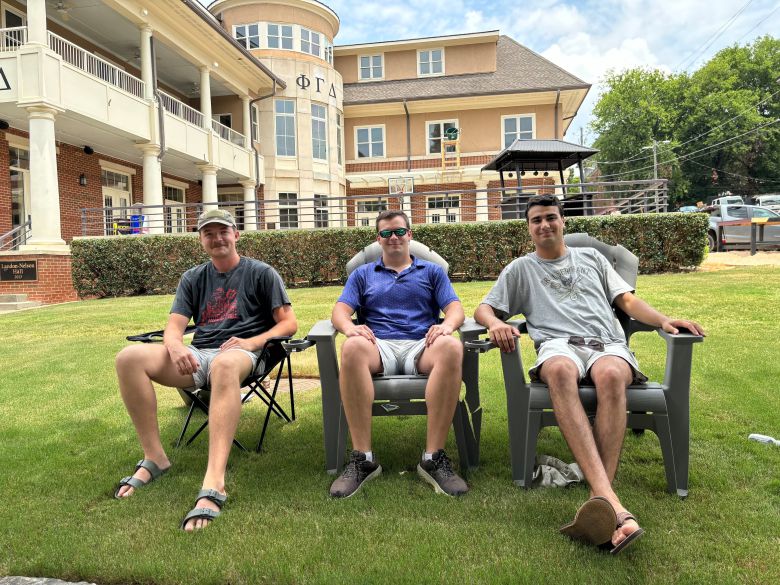 11월 미국 대선의 주요 경합주인 조지아주의 애틀랜타에서 만난 20대 대학생들. 명문대 조지아텍 등에서 공부하는 이들은 "바이든이 너무 고령이라 지쳤다"며 "트럼프가 변화를 가지고 올 것이라고 본다"고 입을 모았다. 이들은 "(민주당 성향이 강한) 이 곳 대학생들도 상당 수가 트럼프를 응원하고 있다"고 했다. /이민석 특파원