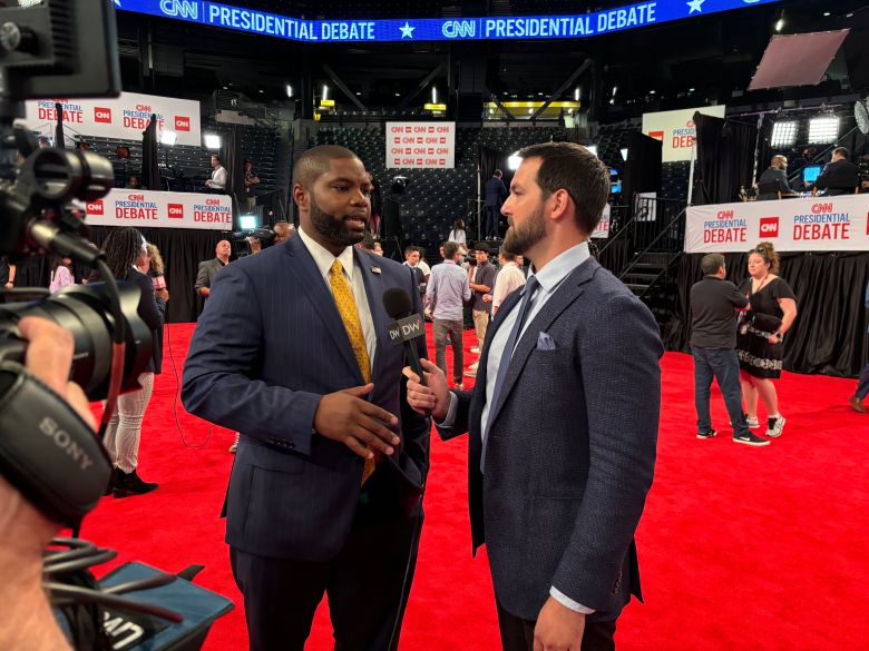 27일 오후 미 대선 첫 TV토론이 진행될 조지아주 애틀랜타의 CNN 프레스센터에서 공화당 소속 바이런 도널즈(왼쪽) 하원의원이 발언하고 있다. 그는 트럼프의 유력 부통령 후보로 거론되고 있다. /이민석 특파원