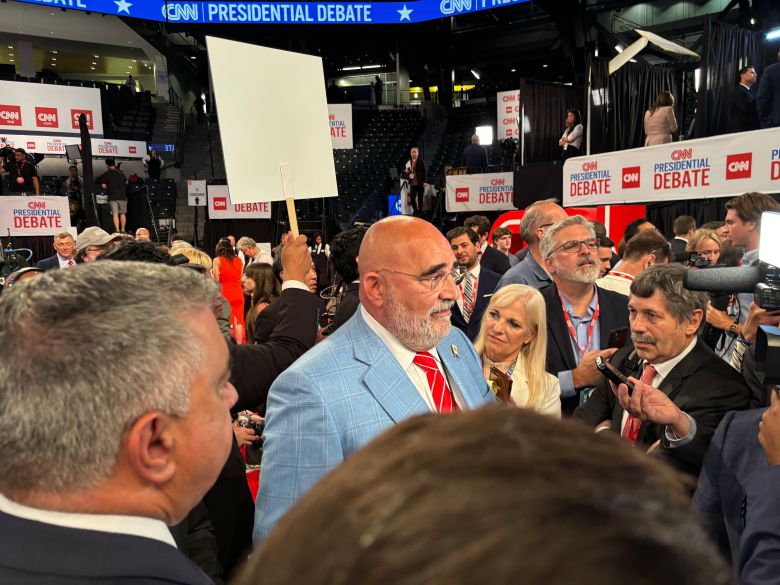 27일 오후 미 대선 첫 TV토론이 진행될 조지아주 애틀랜타의 CNN 프레스센터에서 트럼프 재선 캠페인을 이끌고 있는 크리스 라시비타 선임고문이 토론 직후 취재진들에게 발언하고 있다. /이민석 특파원