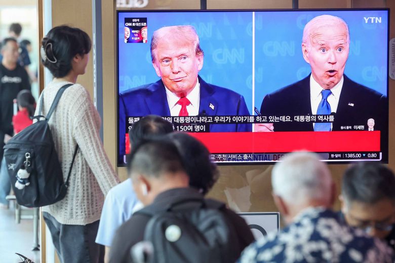 지난 28일 서울 중구 서울역 대합실에서 시민들이 미국 대통령 선거에 출마한 조 바이든 대통령과 도널드 트럼프 전 대통령의 TV 토론 장면을 지켜보고 있다. /뉴스1