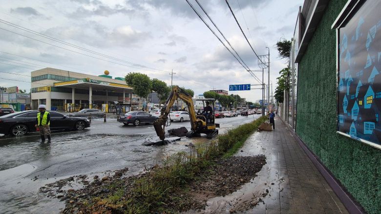 대구 도심 상수도관이 파열돼 대구시 상수도사업본부 관계자들이 복구작업을 하고 있다. /뉴스1