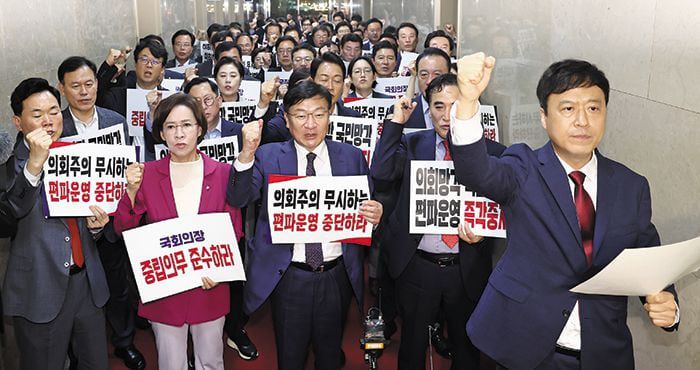 국민의힘 “해병 특검법 본회의 상정 반대” - 국민의힘 의원들이 2일 국회 본관 국회의장실 앞 복도에서 해병대원 특검법 본회의 상정을 반대하는 손 피켓을 들고 구호를 외치고 있다. /뉴스1