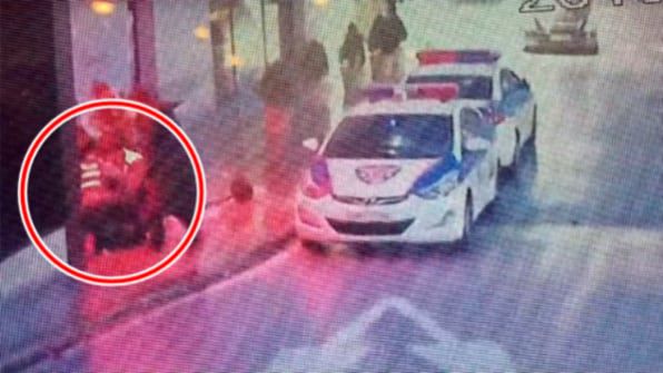 2018년 11월 24일 서울 역삼동 클럽 버닝썬 입구에서 경찰이 신고자인 김상교씨를 체포하고 있다. /조선일보 DB