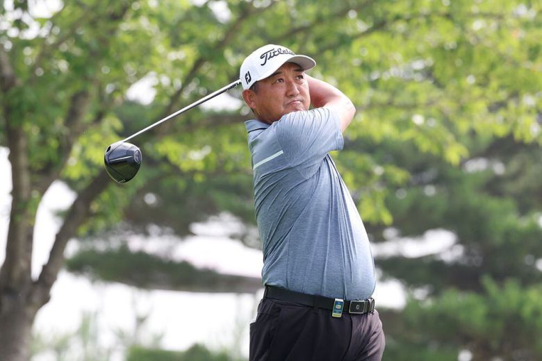 모중경이 2024 KPGA 시니어 선수권에서 이틀 연속 선두를 달렸다. 사진은 2라운드 11번 홀 티샷 모습. /KPGA