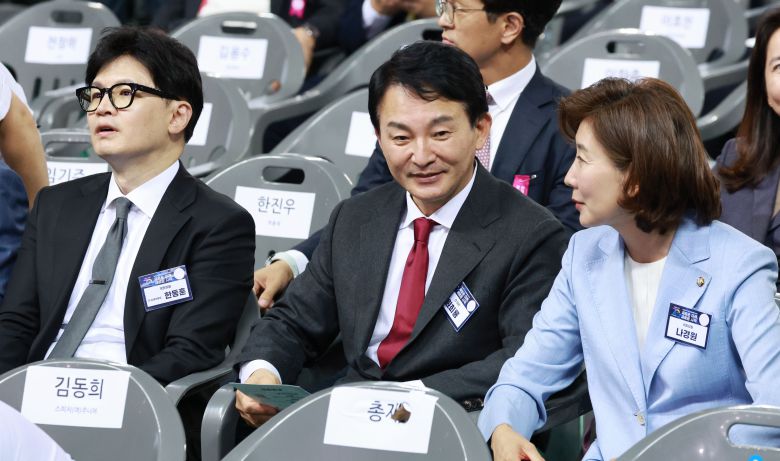 지난 4일 인천 남동체육관에서 열린 한국자유총연맹 창립 제70주년 기념식에 국민의힘 당대표 후보들이 참석해 기념식 시작을 기다리고 있다. 왼쪽부터 한동훈, 원희룡, 나경원 후보. /연합뉴스