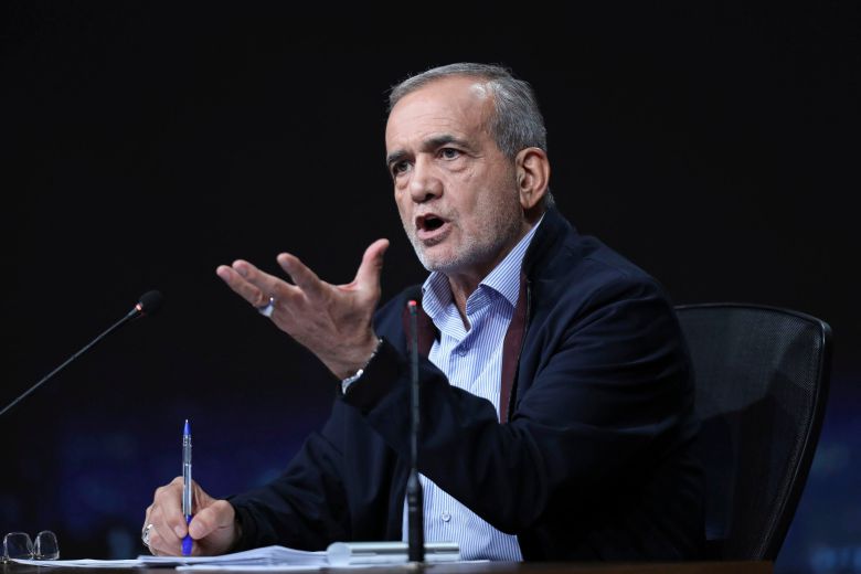 이란 개혁파 마수드 페제시키안이 지난 1일 테헤란의 이란 국영 IRIB TV 스튜디오에서 열린 TV 토론에 참석해 발언하고 있다./AP 연합뉴스