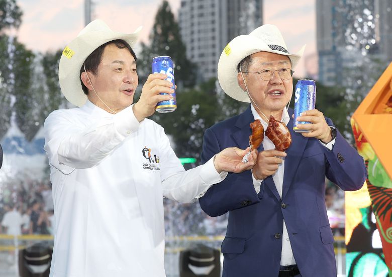 홍준표(오른쪽) 대구시장이 지난달 30일 대구 달서구 2·28자유광장에서 열린 ‘2024 대구 치맥 페스티벌’ 개막식에서 원희룡 국민의힘 당대표 후보와 함께 건배하고 있다. /연합뉴스