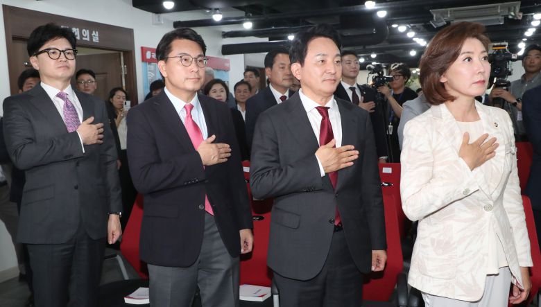 국민의힘 당대표 후보들이 지난 5일 서울 여의도 국민의힘 중앙당사에서 열린 공정 경선 서약식에서 국민의례를 하고 있다. 왼쪽부터 한동훈, 윤상현, 원희룡, 나경원 후보. /이덕훈 기자