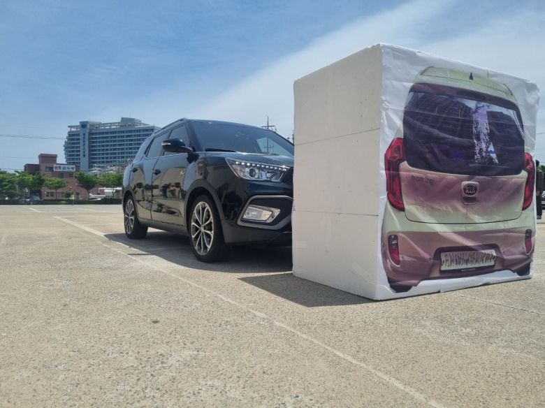 지난 2022년 12월 강원 강릉에서 일어난 급발진 의심사고의 책임소재를 가리기 위한 민사소송이 진행 중인 가운데 운전자 측이 27일 강릉의 한 교회 주차장에서 자동긴급제동장치(AEB) 기능 재연시험을 진행하고 있다. /뉴스1