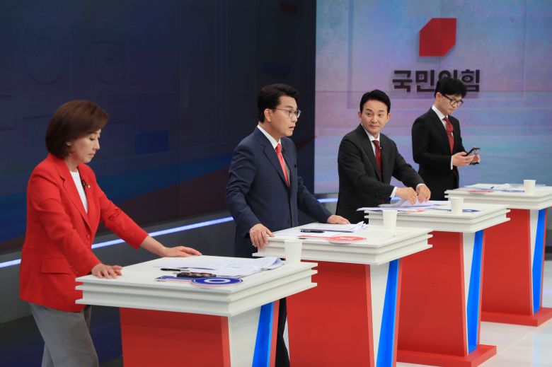 국민의힘 전당대회에 출마한 나경원(왼쪽부터), 윤상현, 원희룡, 한동훈 당대표 후보가 9일 서울 중구 TV조선에서 열린 '국민의힘 당대표 후보 TV토론회'에 참석, 토론 준비를 하고 있다. /장련성 기자