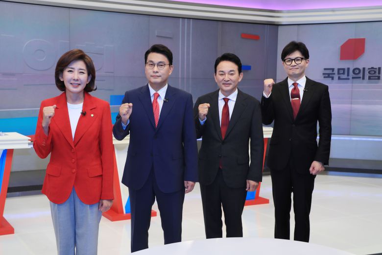 9일 오후 서울 중구 TV조선에서 국민의힘 전당대회에 출마한 나경원(왼쪽부터), 윤상현, 원희룡, 한동훈 당대표 후보가 TV조선을 통해 열리는 첫 TV토론에 참석해 기념촬영을 하고 있다. /장련성 기자