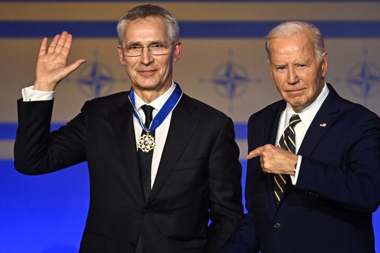 조 바이든(오른쪽) 미국 대통령이 9일 워싱턴DC에서 열린 NATO 창설 75주년 기념식에서 퇴임을 앞둔 옌스 스톨텐베르그 사무총장에게 '대통령 자유 메달'을 수여했다. /EPA 연합뉴스