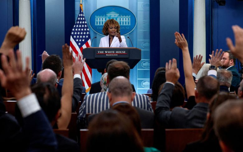 커린 전파애오 백악관 대변인이 8일 미국 워싱턴 백악관에서 열린 언론 브리핑에서 기자들의 질문을 받고 있다./ 로이터 연합뉴스