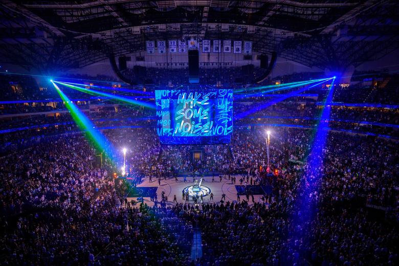 NBA가 역대 최다, 최장 기간의 새 중계권료 계약을 맺었다. NBA는 미국 뿐 아니라 글로벌 인기 스포츠로 위상을 높여가고 있다. 사진은 지난 5월 댈러스 매버릭스와 미네소타 팀버울브스의 플레이오프 서부 결승이 열린 댈러스의 홈 구장에서 팬들이 열광하는 모습. /USA투데이스포츠 연합뉴스