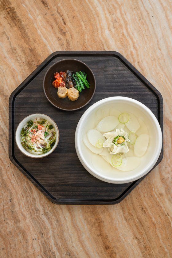 ‘온지음’ 조은희, 박성배 셰프가 만든 ‘석류 떡국’. 지난 2월까지 한시적으로 운영한 팝업 레스토랑 ‘우리 루이비통’에서 선보였다. /루이비통