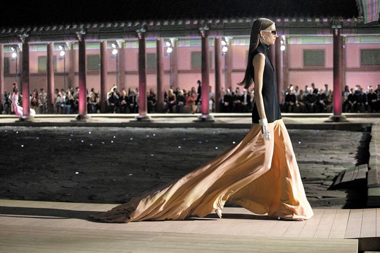 이탈리아 명품 브랜드 구찌가 지난해 서울 경복궁 근정전에서 연 패션쇼에서 모델들이 런웨이를 하고 있다. /구찌