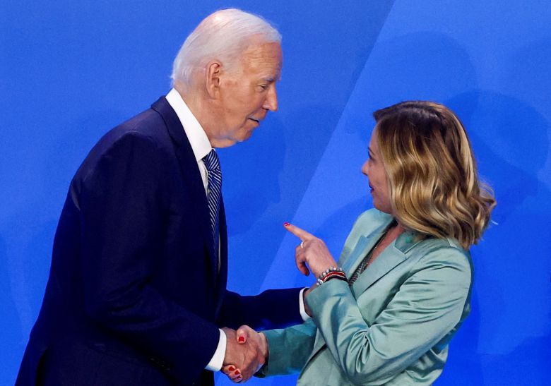 조 바이든 대통령이 10일 미국 워싱턴DC에서 열린 나토 정상회의에서 조르자 멜로니 이탈리아 총리와 인사를 하고 있다. /로이터 연합뉴스