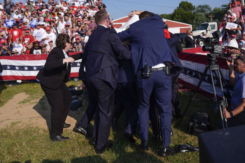 도널드 트럼프 전 미국 대통령이 13일 총격을 입은 후 대피하고 있는 모습. 이 사진도 에반 부치가 촬영했다. /AP 연합뉴스