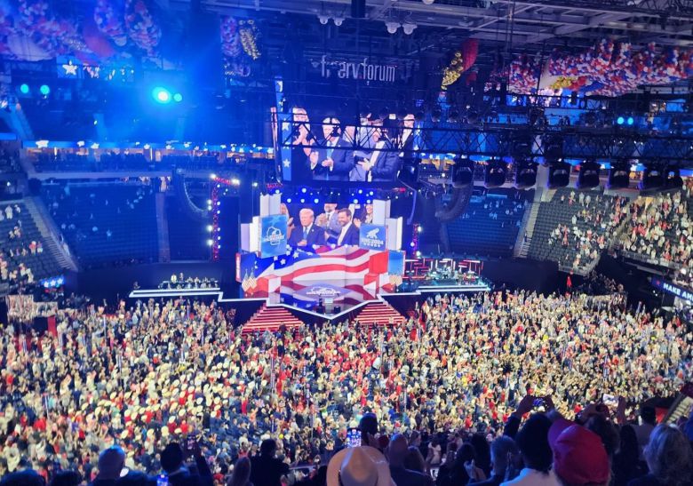 미국 공화당 대선후보인 도널드 트럼프 전 대통령이 전당대회 2일 차인 16일 위스콘신주 밀워키의 파이서브 포럼 행사장에 입장하고 있다. /연합뉴스