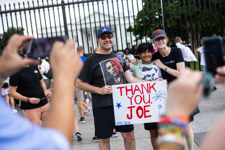“고마워요, 조 바이든” - 조 바이든 미국 대통령이 11월 대선 출마를 포기했다는 소식이 알려진 21일 민주당 지지자들이 ‘고마워요 조’라고 적힌 팻말을 들고 활짝 웃으며 사진을 찍고 있다. 지난달 TV 토론에서 바이든이 공화당의 도널드 트럼프 전 대통령을 상대로 부진한 모습을 보인 뒤 민주당 안팎에서는 거센 후보 사퇴 여론이 일었다. /EPA 연합뉴스