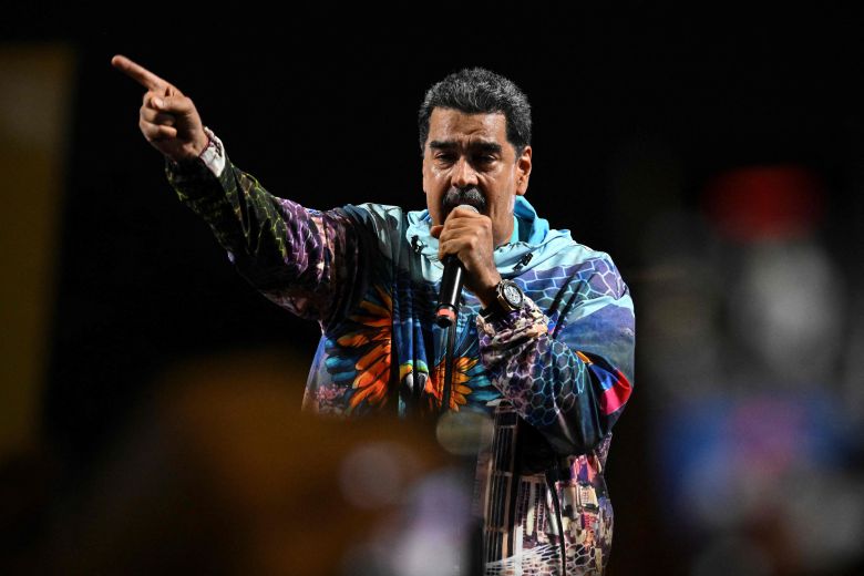 베네수엘라 대선에서 3선에 도전하는 니콜라스 마두로 대통령이 4일 지지자들에게 연설하고 있다./AFP 연합뉴스