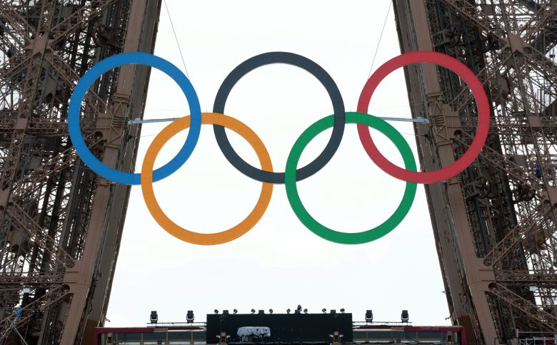 2024 파리올림픽 개막을 하루 앞둔 25일 프랑스 파리 에펠탑에 오륜기 조형물이 설치돼 있다./연합뉴스
