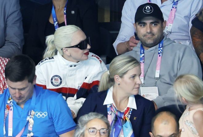 28일(현지시각) 파리 올림픽이 열리는 라데팡스 아레나에서 수영 경기를 관람하는 레이디 가가(왼쪽)와 마이클 폴란스키./EPA 연합뉴스