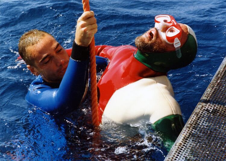 '그랑블루'에서 친구 자크(왼쪽, 장 마크 바)에게 "나를 바다로 돌아가게 해달라'고 부탁하는 엔조(장 르노). 두 사람의 관계, 이 영화의 주제가 뚜렷하게 드러나는 장면 중 하나죠.