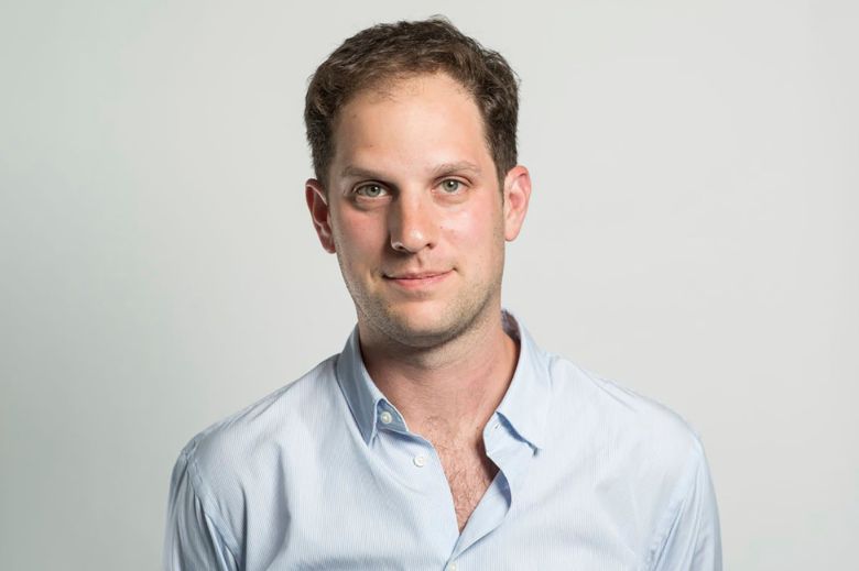 미 월스트리트저널(WSJ) 모스크바 지국 소속 기자 에반 게르시코비치. 러시아 법원에서 지난달 간첩죄로 징역 16년 형을 선고받은 그는 1일 석방됐다. 이번 석방은 미국 등 서방 국가에서 수감중이던 러시아 측 수감자와 맞교환 방식으로 이뤄졌다. /AP 연합뉴스