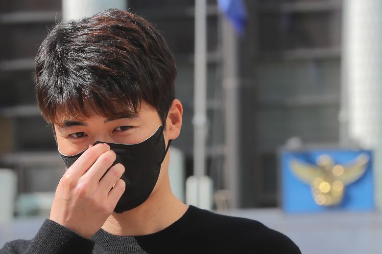 초등학교 시절 후배에게 성폭력을 가했다는 의혹을 받는 기성용이 고소인 조사를 받기 위해 서울 서초경찰서에 출석하는 모습. /연합뉴스