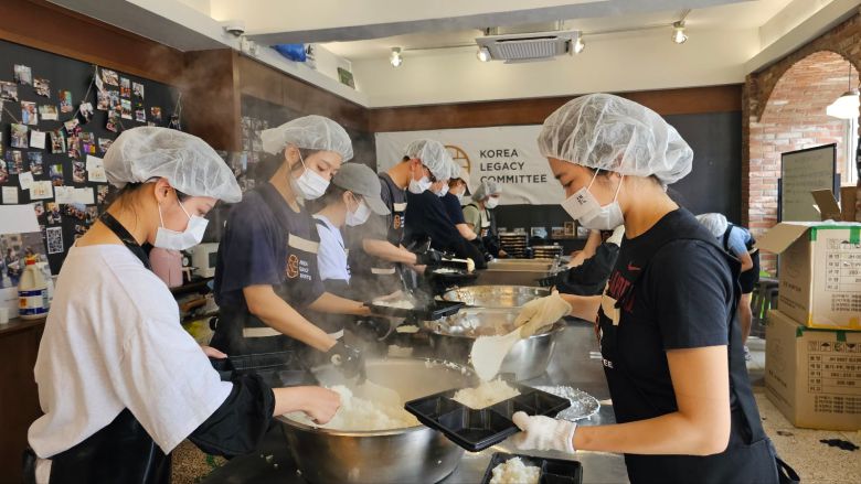 KLC 운영진과 봉사자들이 지난달 27일 오전 서울 용산구에 위치한 레거시 키친에서 직접 만든 밥과 반찬들을 도시락 용기에 담고 있다./김병권 기자