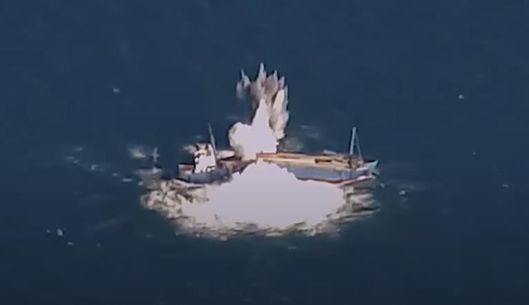 미 공군 F-15E 전투기가 2022년 4월 멕시코만에서 퀵싱크(GBU-31 합동직격탄)를 투하해 대형 화물선을 두 동강 내 침몰시키는 모습. /미 공군연구소