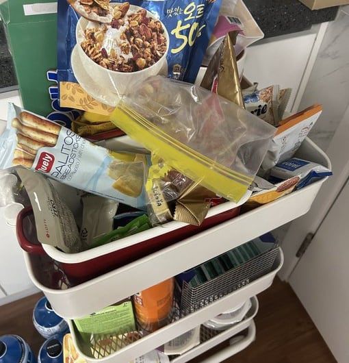 정희원 교수가 공개한 간식상자. /X(옛 트위터)