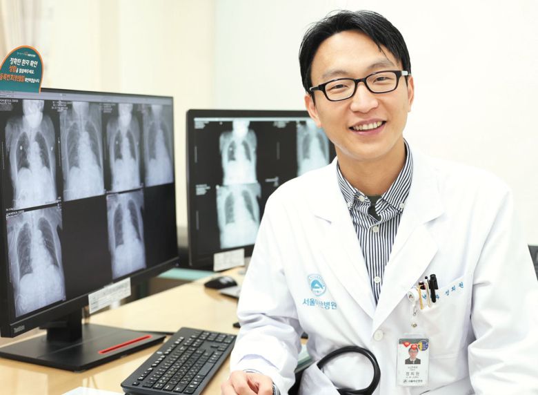 2023년 12월 20일 서울 송파구 서울아산병원 노년내과 진료실의 정희원 교수. 그는 "젊은이가 빠르게 늙는 것을 막고, 어르신이 느리게 늙도록 돕는 것"이 의사로서의 꿈이라고 했다. /서울아산병원