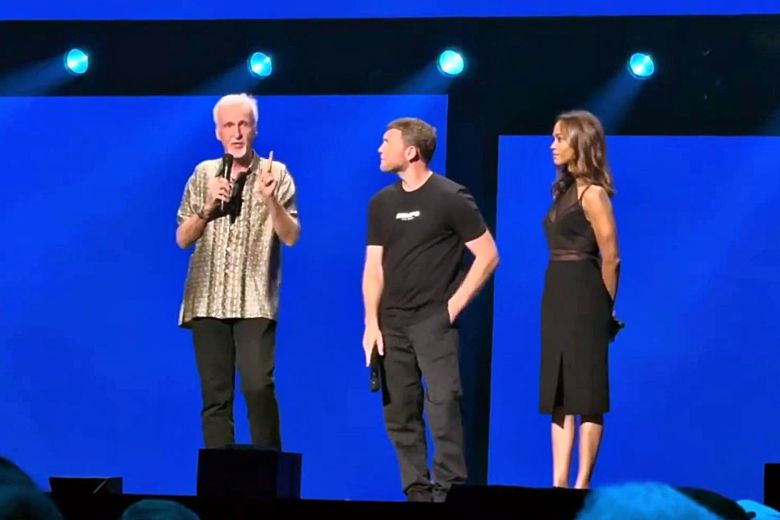 9일(현지시각) 미 캘리포니아 애너하임의 혼다 센터에서 열린 디즈니 팬 페스트에서 주연 배우 '제이크 설리' 샘 워딩턴(가운데), '네이티리' 조 샐다나(맨 오른쪽)와 함께 무대에 올라 '아바타' 3편의 제목 '불과 재(Fire and Ash)'와 영화 컨셉트 아트를 공개한 제임스 캐머런 감독(맨 왼쪽).