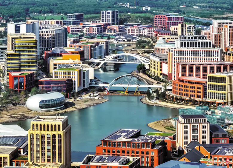 2024년 상반기 상하이 도심에서 서남쪽으로 50km쯤 떨어진 곳에 완공된 '화웨이 롄추후 레이크 R&D 센터'. 내부에 호수가 있으며 거대한 도시를 연상시킨다. 2021년 9월 시작된 이 프로젝트에 화웨이는 100억위안(약 1조9000억원)을 투입했다. 미국 애플의 애플파크와 마이크로소프트(MS)의 레드몬드 캠퍼스를 합친 것보다 더 넓다. 4만개 넘는 사무실에 3만5000명 넘는 인력을 수용할 수 있다. 주요 구역들을 연결하는 소형 열차도 운영된다./상하이시 인민정부-조선일보DB