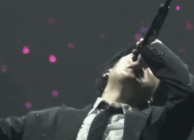 콘서트장 무대 위에 올라 욕설을 외치는 방탄소년단(BTS) 슈가의 모습. /X(옛 트위터)